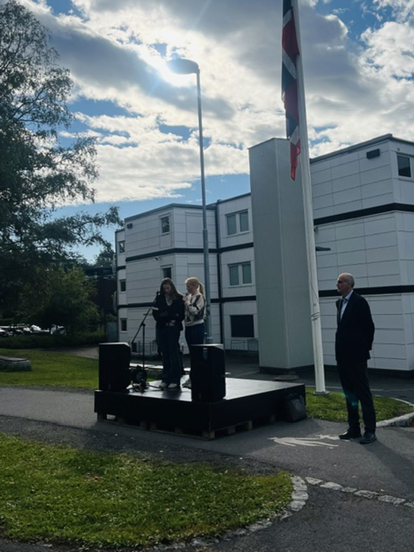en gruppe mennesker som står utenfor en bygning