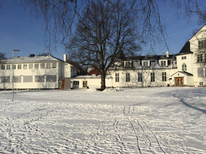 Vinter i skolegården på Ris skole