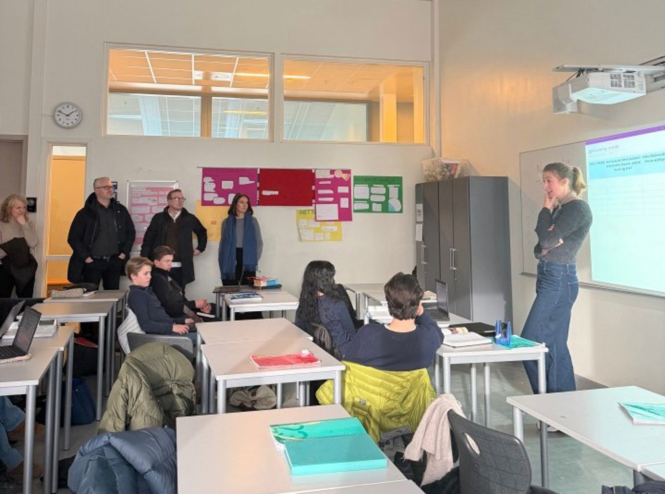 en gruppe mennesker i et klasserom en gruppe mennesker i et klasserom