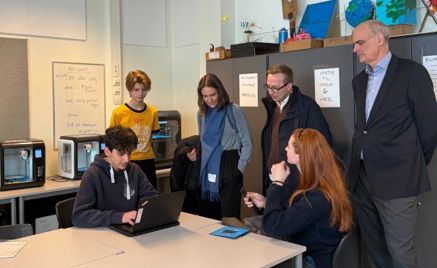 en gruppe mennesker i et rom