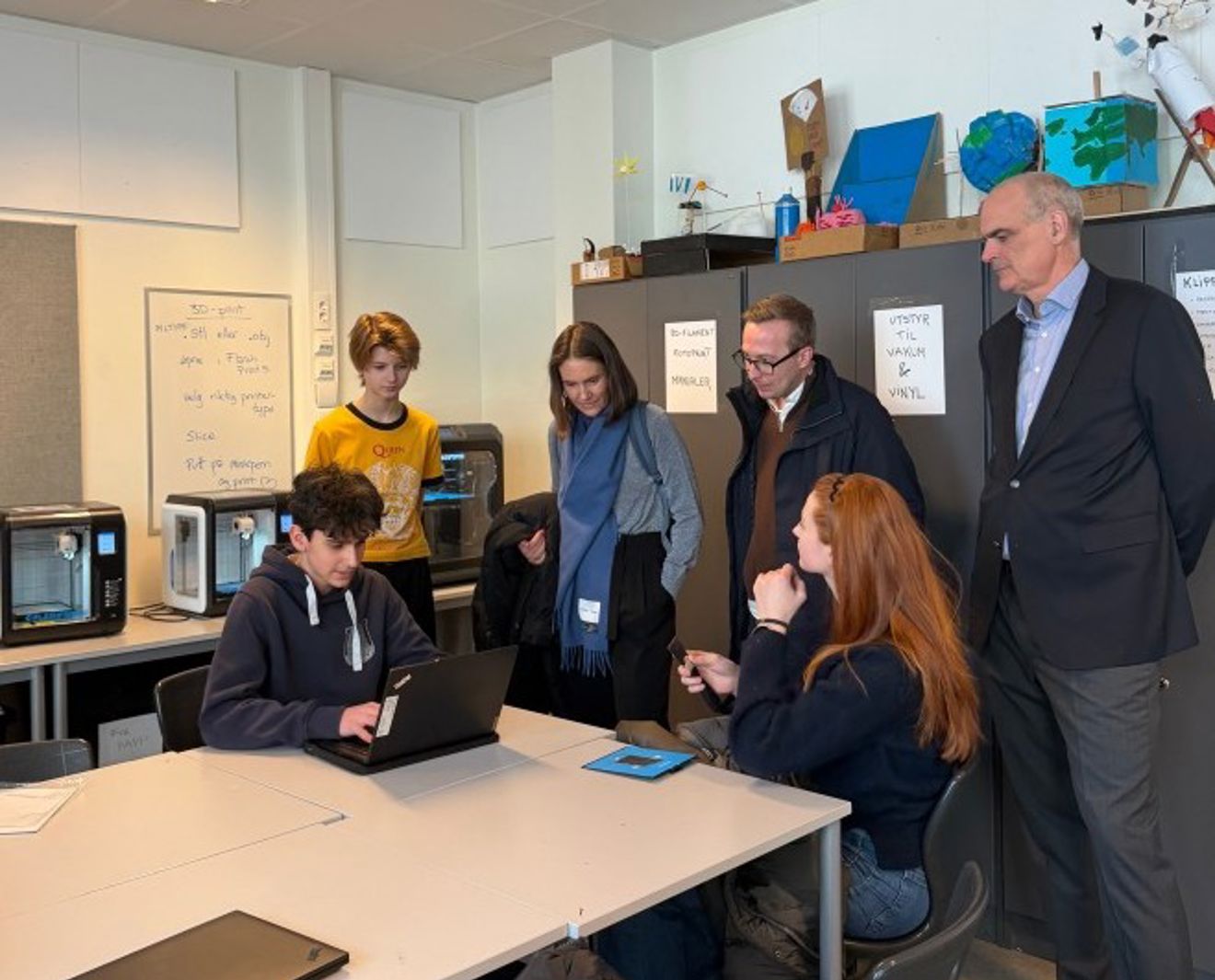 en gruppe mennesker i et rom