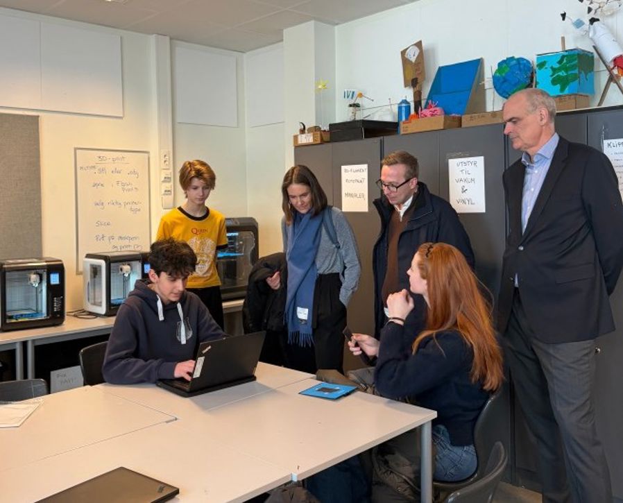 en gruppe mennesker i et rom