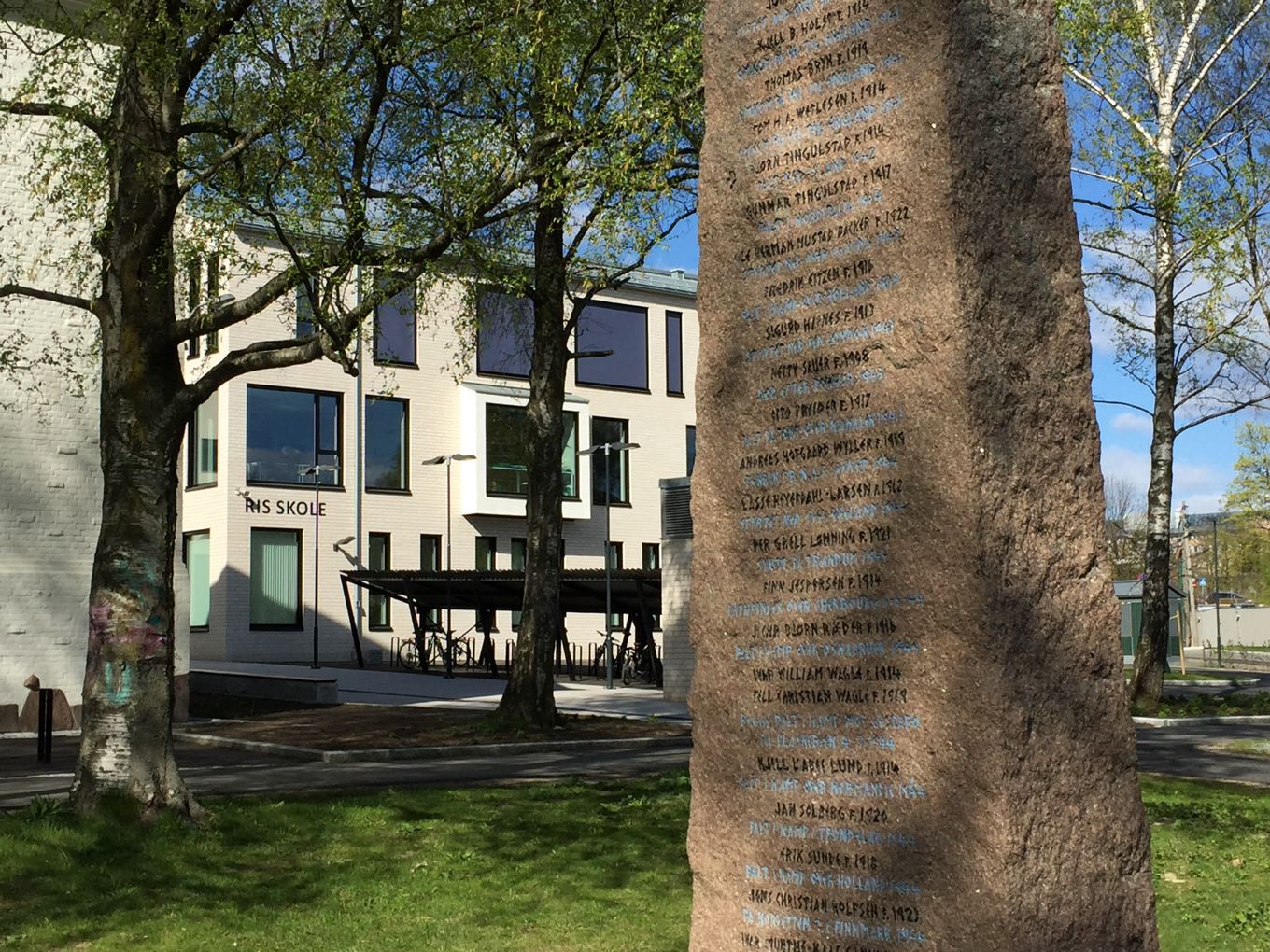 Bauta på Ris skole Bauta på Ris skole