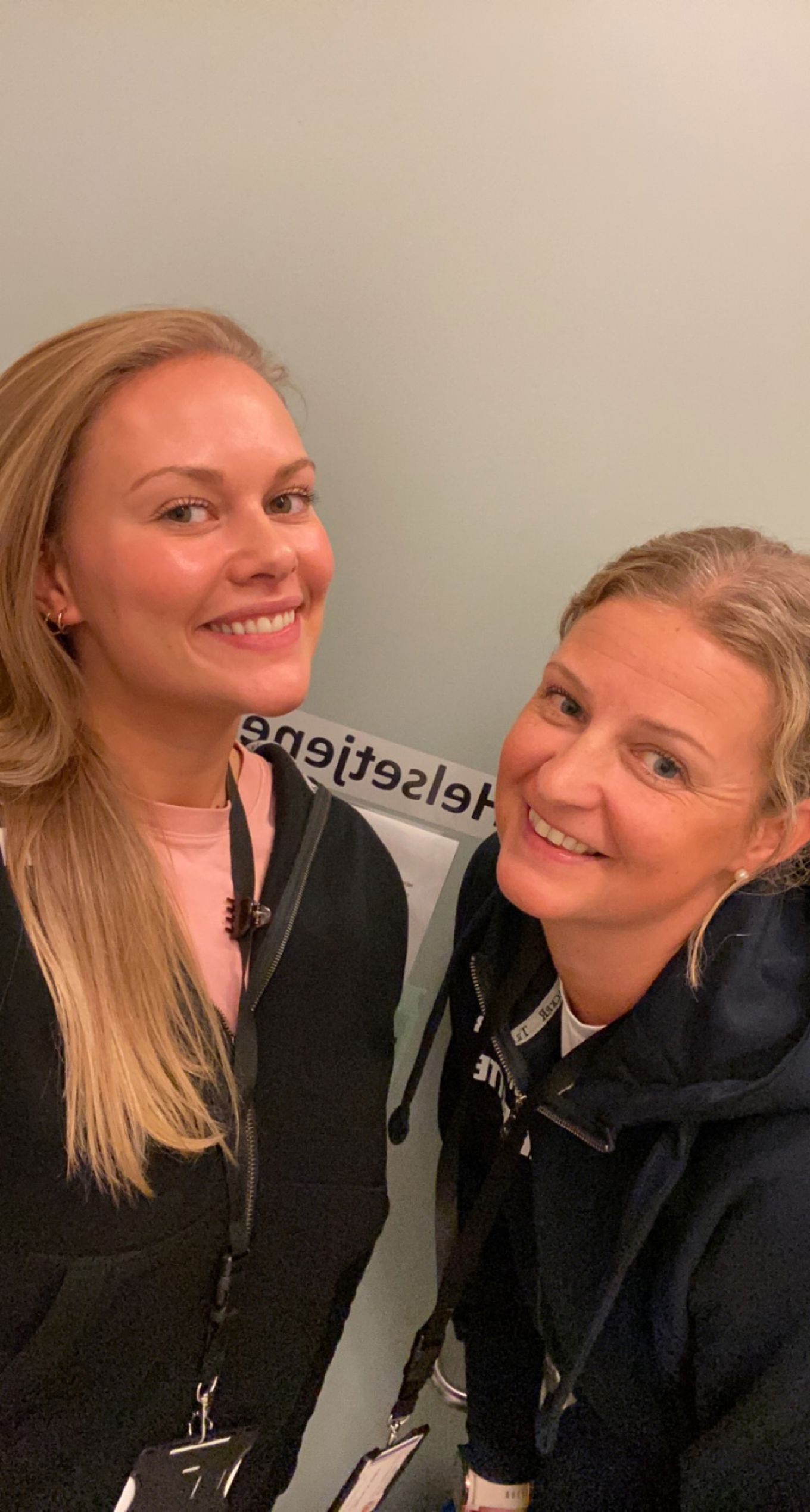 et par personr som smiler