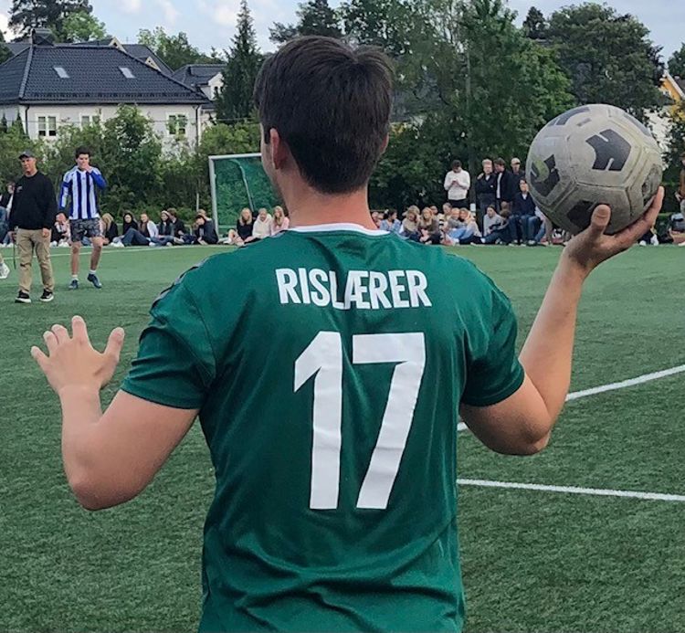 en person som holder en fotballball