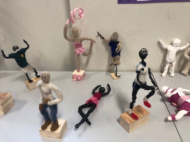 En gruppe figurer på et bord